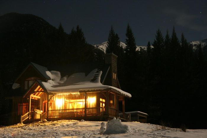 Nipika Mountain Resort Radium Hot Springs Esterno foto