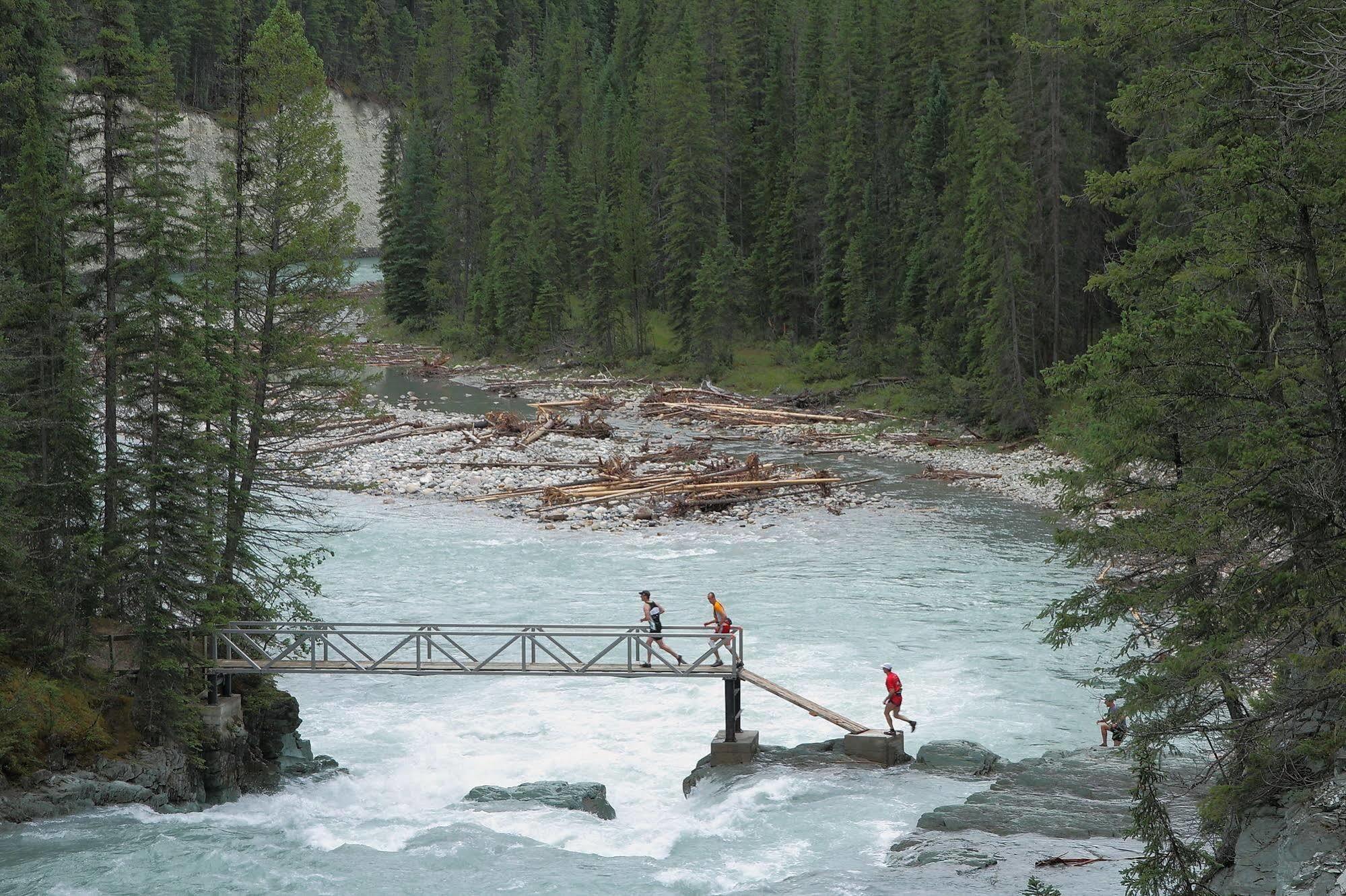 Nipika Mountain Resort Radium Hot Springs Esterno foto